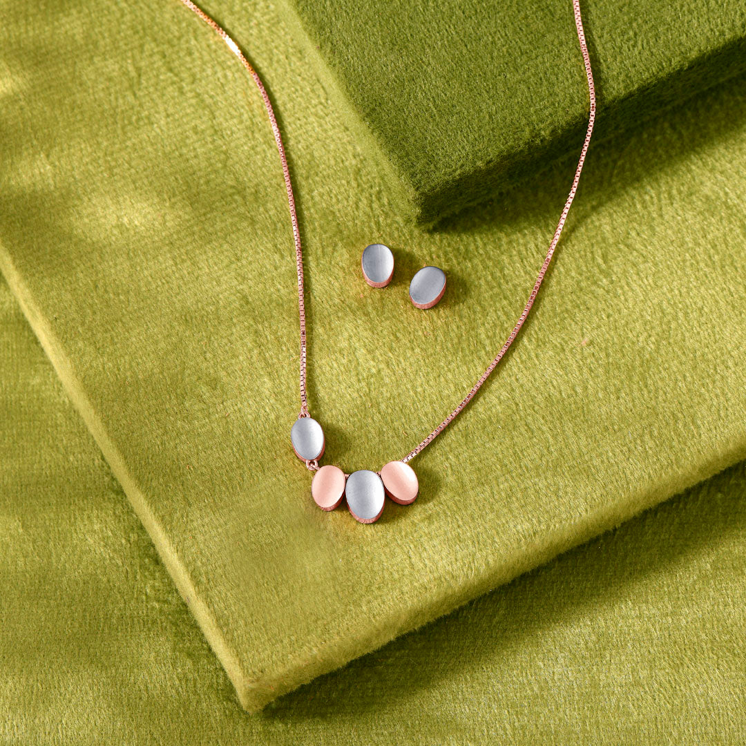 Obscura Loop Gold Necklace for Her