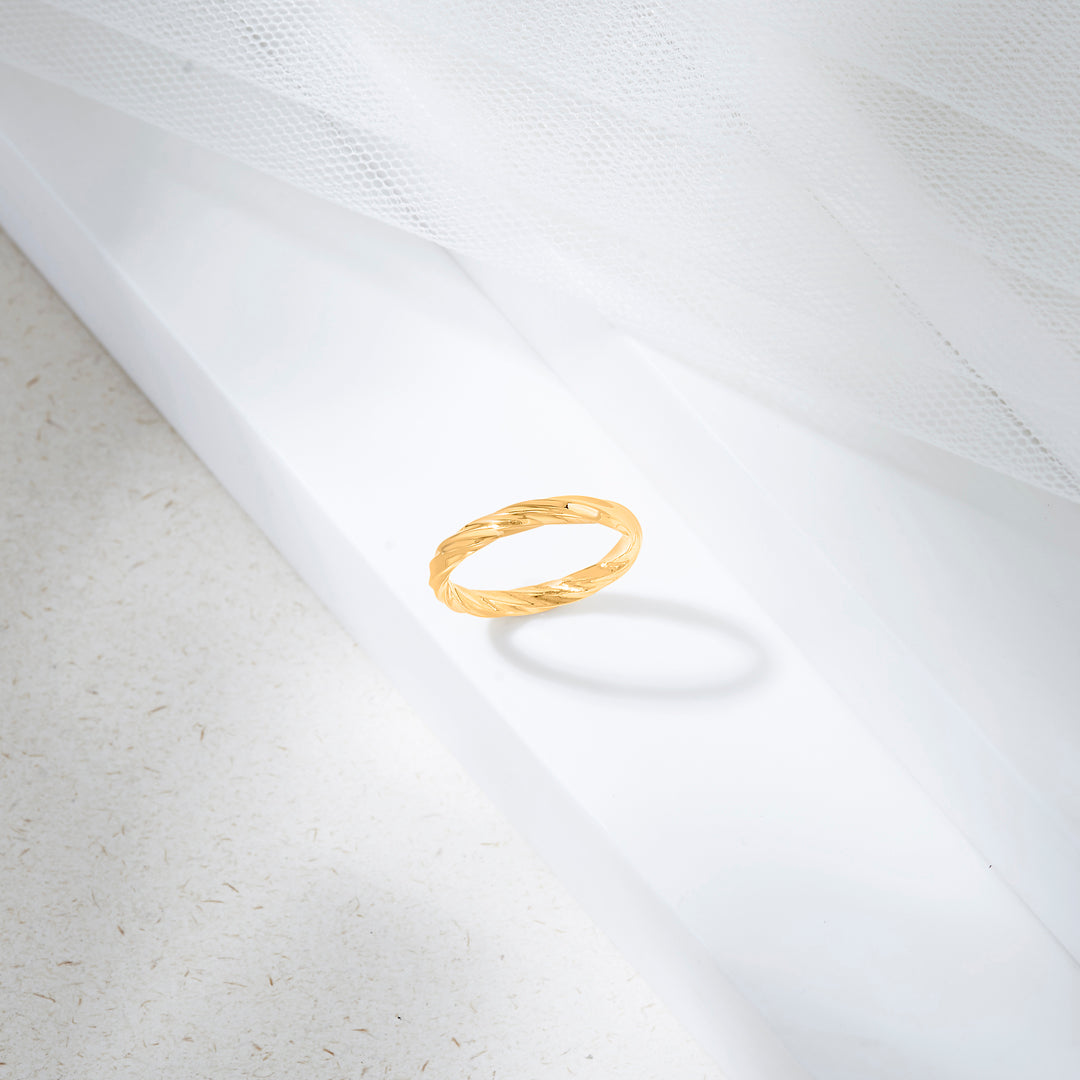 Molten Edge Casual Gold Ring
