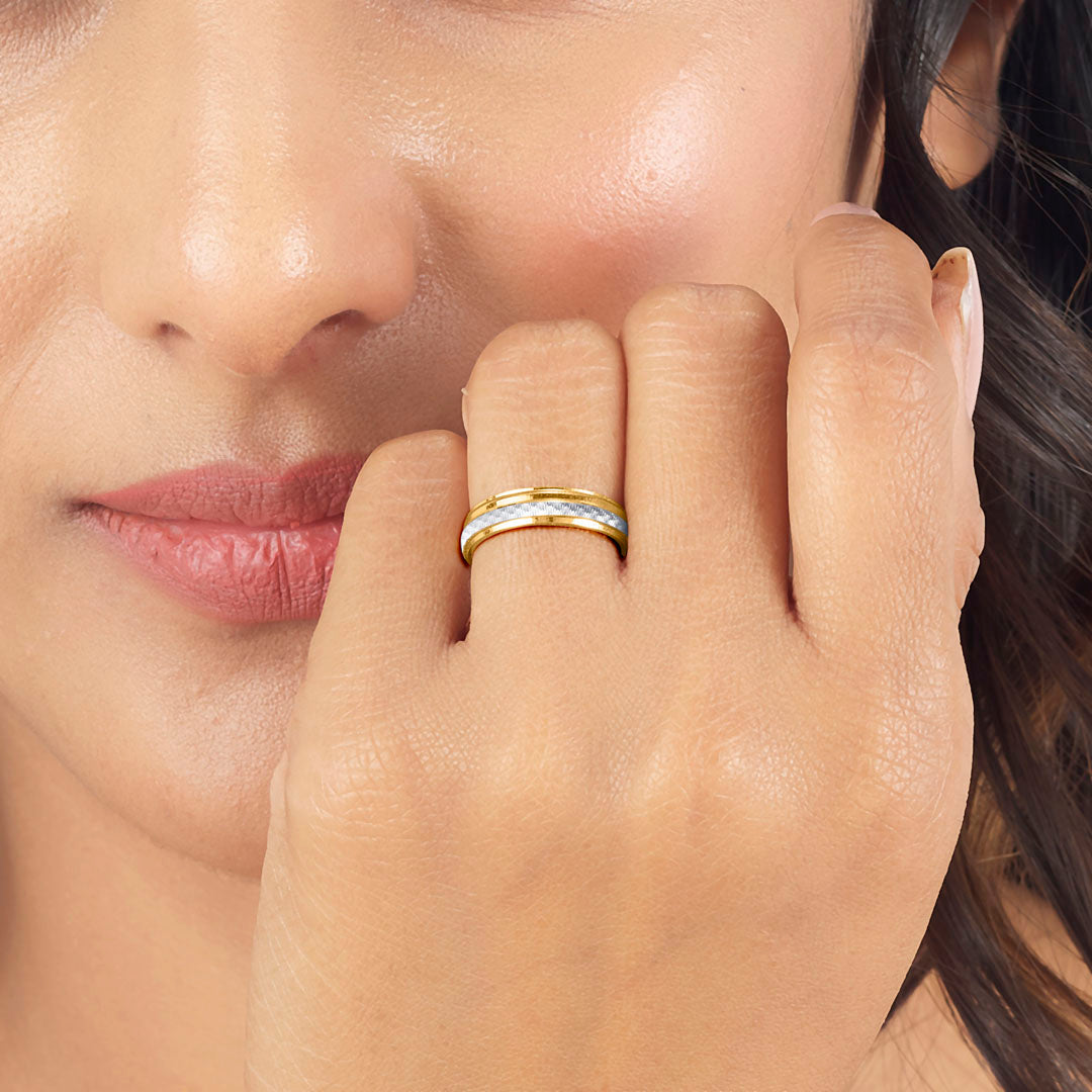 Shimmer Curve Women's Gold Ring