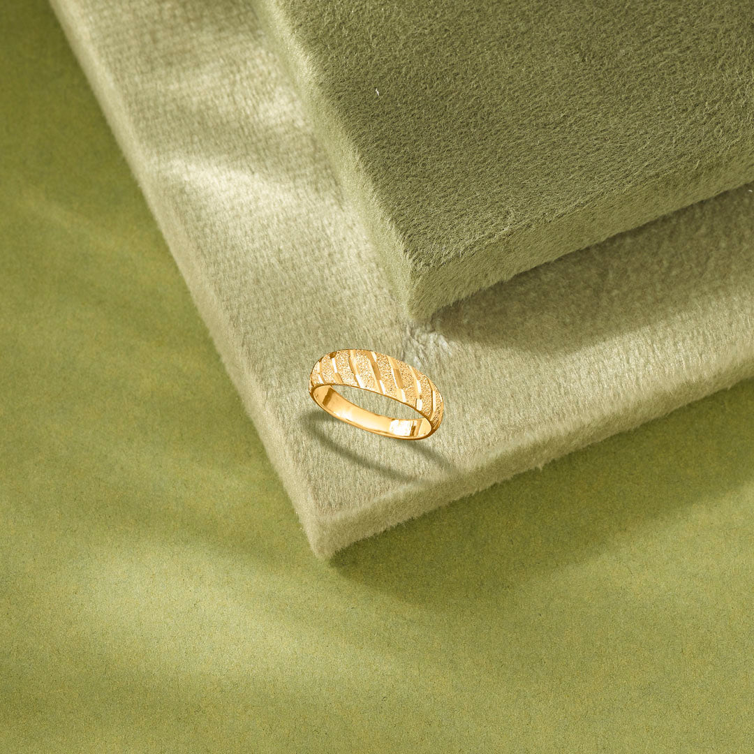 Shimmer Lines Women's Gold Ring