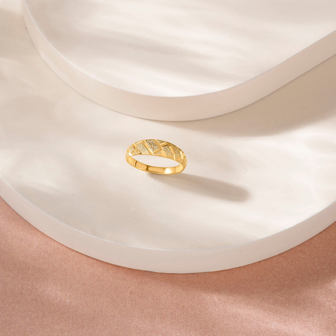 Diagonal Glow Women's Gold Ring