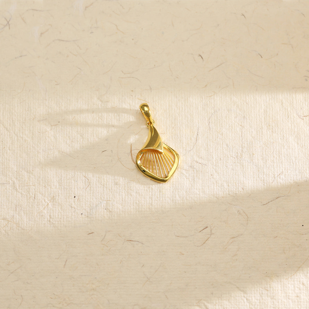 amber rhombus classic gold pendant