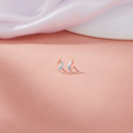 Nivora Curve Stud Gold Earring