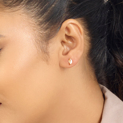 Nivora Curve Stud Gold Earring