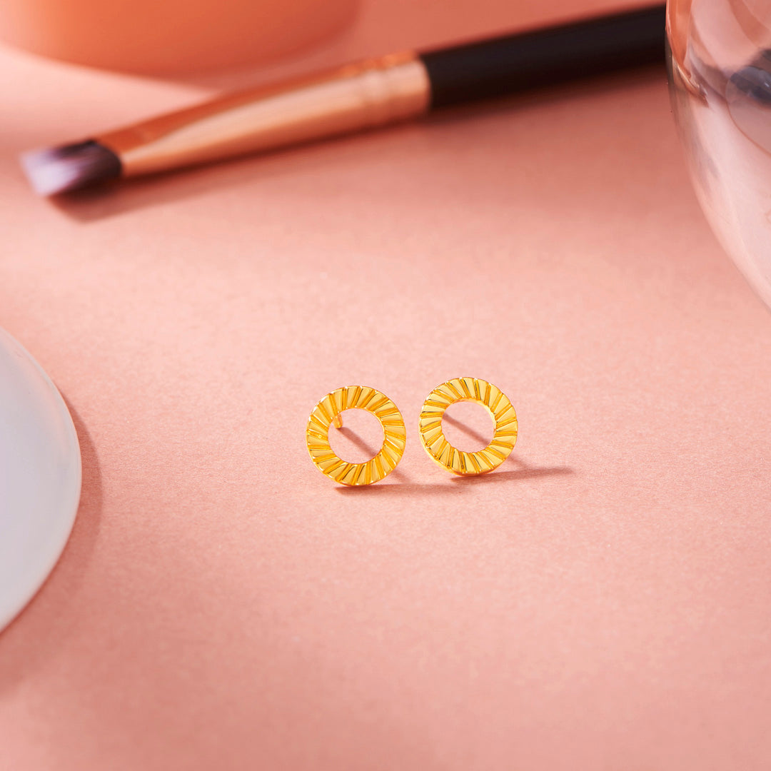 Lustre Circle Stud Gold Earring