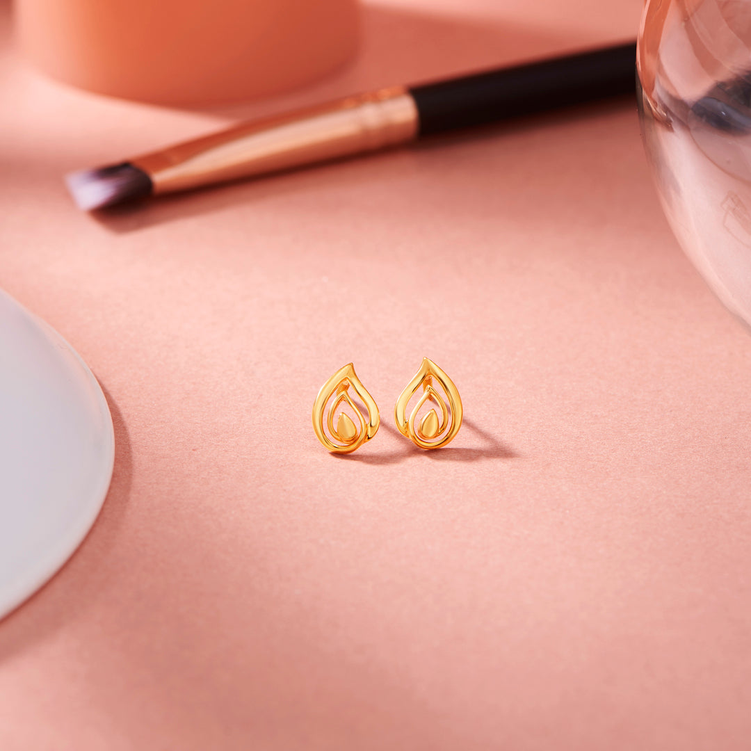 Curvy Essence Stud Gold Earring