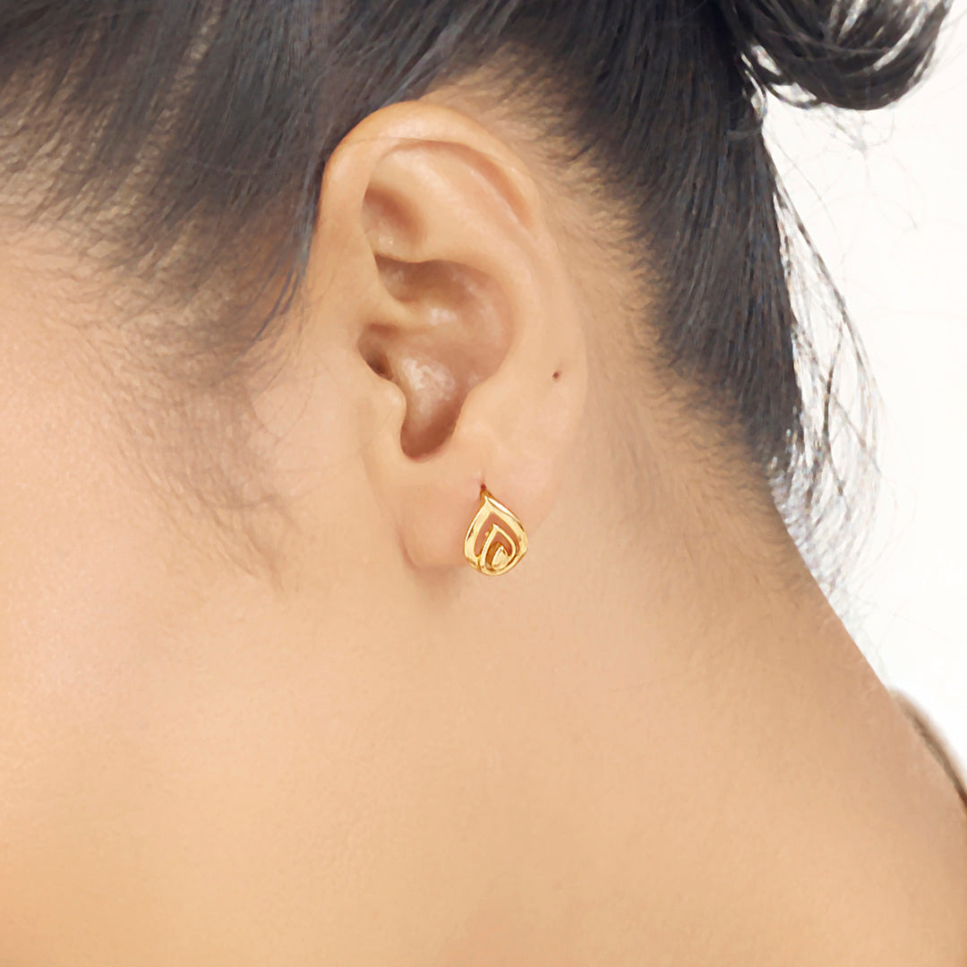 Curvy Essence Stud Gold Earring