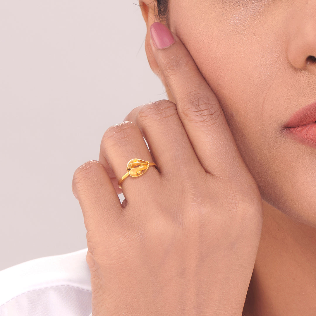 Sunlit Shard Classic Gold Pendant
